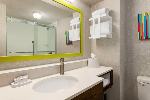 غرفة تنفيذية بسرير كينج، Hampton Inn and Suites Springfield 3/3