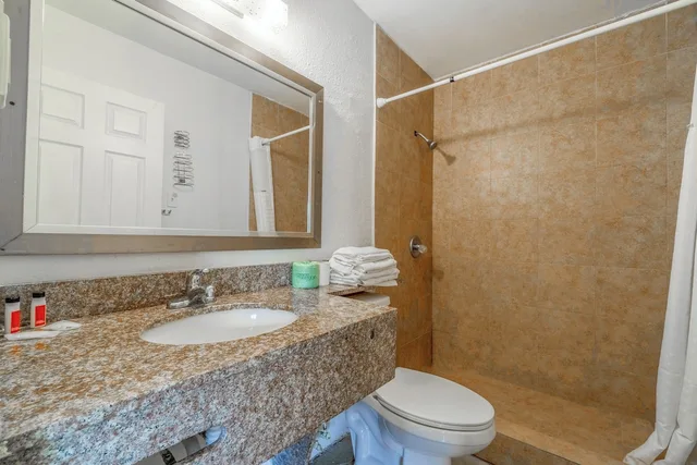 Room, King Bed, Pelican Inn by Belvilla Aransas Pass, TX 7/7