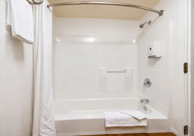 Upstairs, Standard, King Bed، King Frederik Inn 7/9