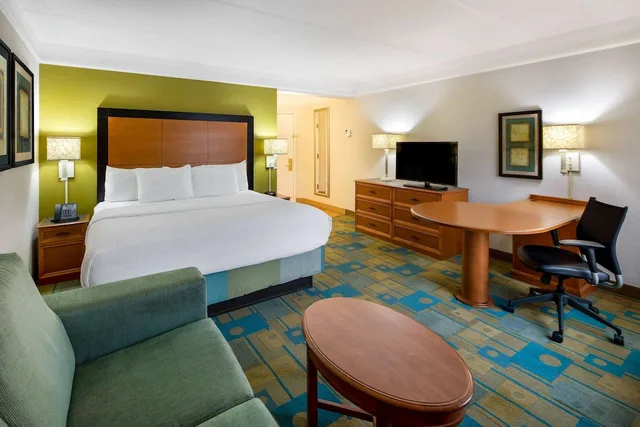 غرفة تنفيذية بسرير كينج، La Quinta Inn and Suites by Wyndham Greenville Haywood 4/7