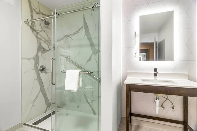 جناح بسرير كينج لذوي الإعاقة، Comfort Suites Mount Vernon 6/8