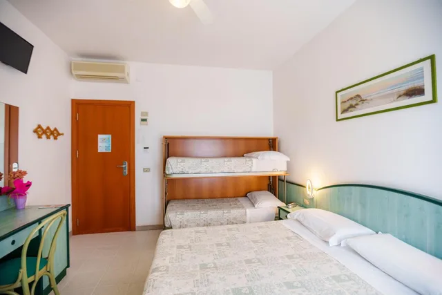 غرفة ثلاثية، Hotel Astor 1/8