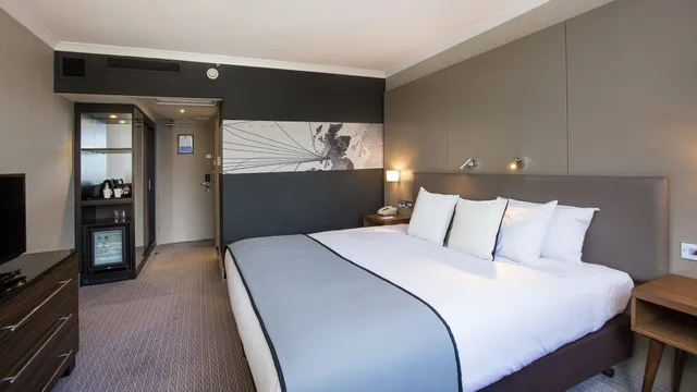 غرفة قياسية بسرير كوين بإطلالة على النهر، Crowne Plaza Glasgow 1/7