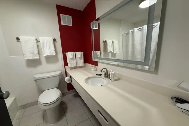 غرفة بسريرين كوين، Ramada by Wyndham Cobleskill 2/2
