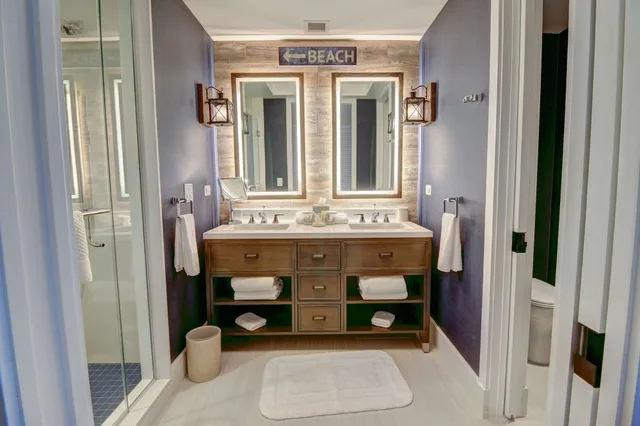 Premium, Suite, 2 Queen Beds, Pool Side, Sofa, Balcony, Dolphin Tower، The Waterfront Beach Resort, a Hilton Hotel 3/3