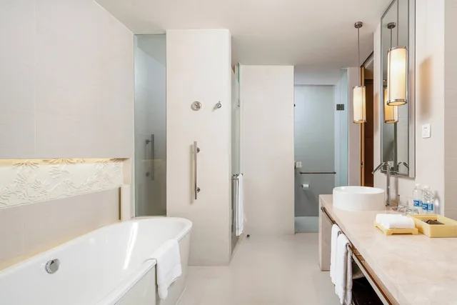 غرفة ديلوكس بسرير كينج بشرفة، Renaissance Sanya Resort and Spa 6/7