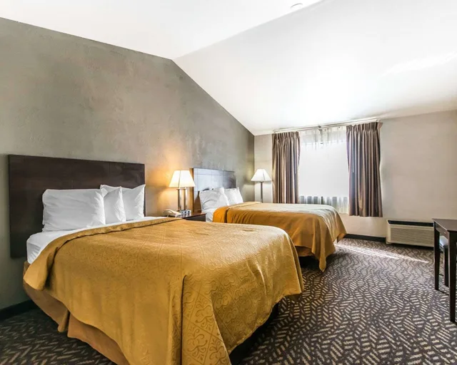 غرفة بسريرين مزدوجين، Quality Inn Suites University Airport 1/2