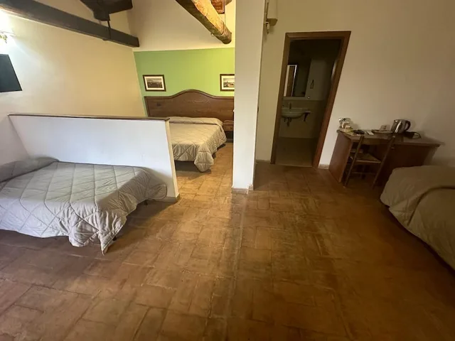 غرفة رباعية بسرير مزدوج وسريرين منفصلين بإطلالة على الفناء بشرفة، Tenuta dell Argento Resort 1/3