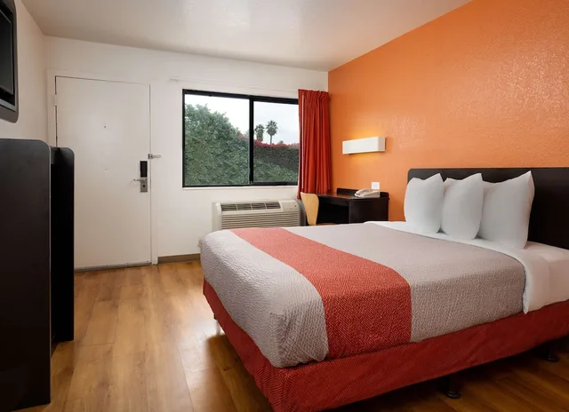 غرفة قياسية بسرير مزدوج، Motel6 Camarillo, CA 1/10
