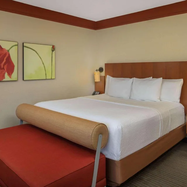 غرفة ديلوكس بسرير كينج، La Quinta Inn & Suites by Wyndham Atlanta Ballpark/Galleria 5/8