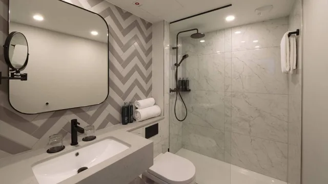 غرفة متصلة عائلية بسرير كينج وسريرين منفصلين، DoubleTree by Hilton Berlin Ku’damm 5/7