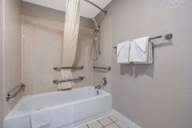 غرفة بسرير كينج لذوي الإعاقة، Quality Inn Fort Jackson 4/5
