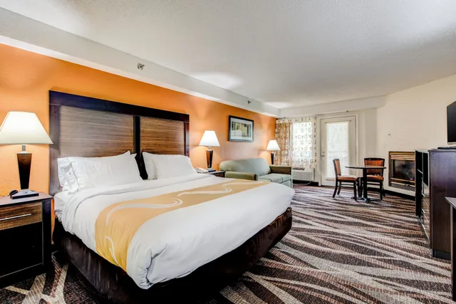 غرفة بسرير كينج بإطلالة على الجبل بشرفة، Quality Inn Creekside - Downtown Gatlinburg 2/10