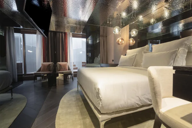 غرفة بسرير كينج بشرفة، Adia Aluma Athens, Curio Collection by Hilton 1/3