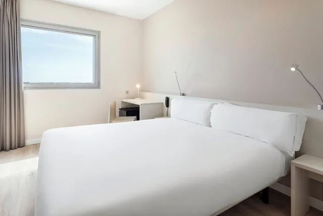Superior, King Bed, B&B HOTEL Barcelona Viladecans 3/5