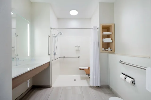 غرفة قياسية بسرير كينج لذوي الإعاقة، Holiday Inn Express Hotel Suites Fort Atkinson 4/4