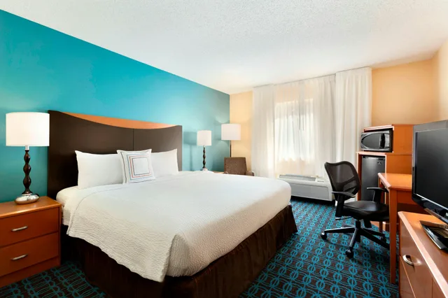 غرفة بسرير كينج، Fairfield Inn Suites Midland 1/2