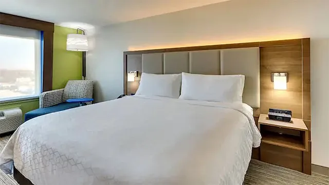جناح بسرير كينج، Holiday Inn Express Hotel And Suites Woodland Hills 1/2