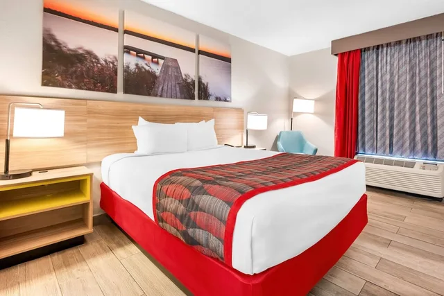 Room, Queen Bed, Days Inn by Wyndham Hoover Birmingham 3/10