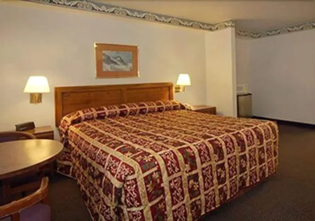 غرفة قياسية بسرير كوين، Econo Lodge Monterey Fairgrounds 2/3
