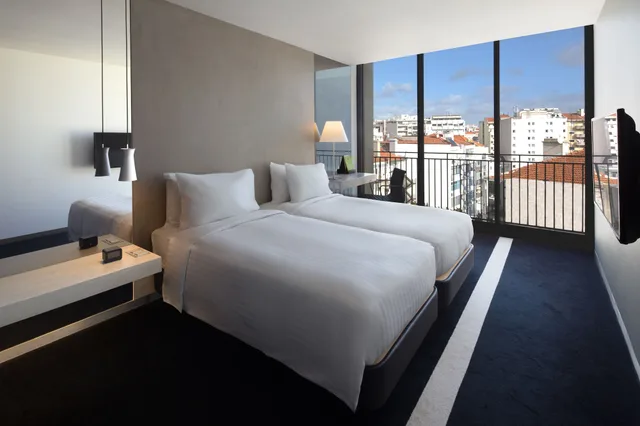 غرفة بسريرين منفصلين بشرفة بإطلالة، Doubletree By Hilton Lisbon Fontana Park 2/10