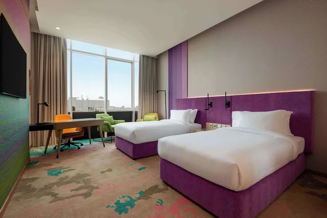 غرفة بسريرين منفصلين بإطلالة على المدينة، La Quinta by Wyndham Abu Dhabi Al Wahda 1/3