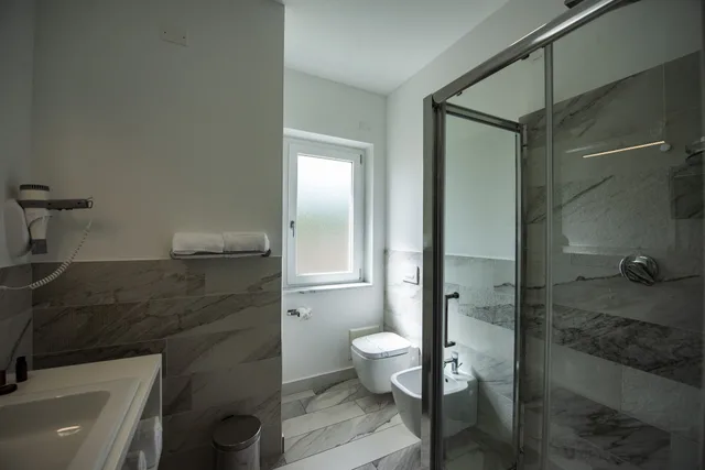 جناح ديلوكس بسرير كينج بشرفة مع أريكة، Aether Suites Tropea 4/8