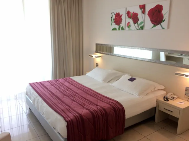 Classic, Double Bed, Side Sea View, Balcony، MERCURE RIMINI ARTIS 2/10