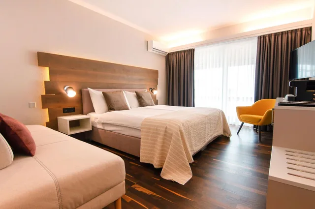 غرفة قياسية ثلاثية بإطلالة على المدينة بشرفة، Polo Inn 2/5