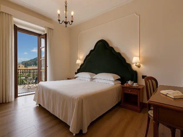 غرفة قياسية مفردة، Majestic Palace Sorrento, Curio Collection by Hilton 1/4