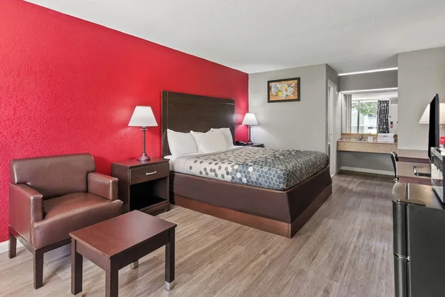 غرفة قياسية بسرير كينج للمدخنين، Econo Lodge Andalusia, AL 1/10
