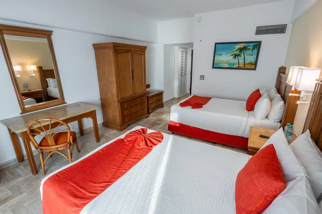 غرفة قياسية بسرير مزدوج بإطلالة جزئية على البحر، Copacabana Beach Hotel Acapulco 2/7