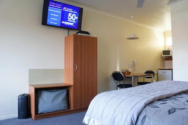 استوديو تنفيذي، Bks Egmont Motor Lodge 1/2