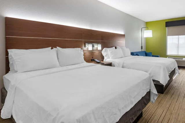 غرفة قياسية بسرير كوين مع أريكة، Holiday Inn Express Charlotte West - Gastonia, an IHG Hotel 1/7