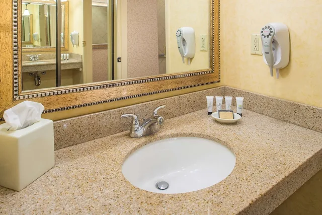 غرفة بريميوم بسريرين كوين بإطلالة على المسبح، Red Lion Hotel Pasco Airport & Conference Center 3/4