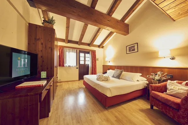 غرفة بسريرين منفصلين، iH Hotels Courmayeur Mont Blanc Resort 1/10