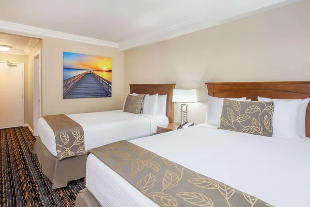 Efficiency, 2 Queen Beds، Days Inn by Wyndham San Diego Hotel Circle 2/10