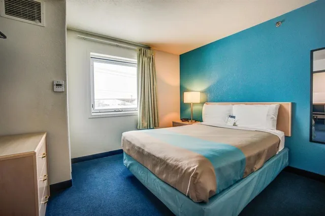 غرفة بسرير كوين لغير المدخنين، Motel6 Red Deer, AB 3/5