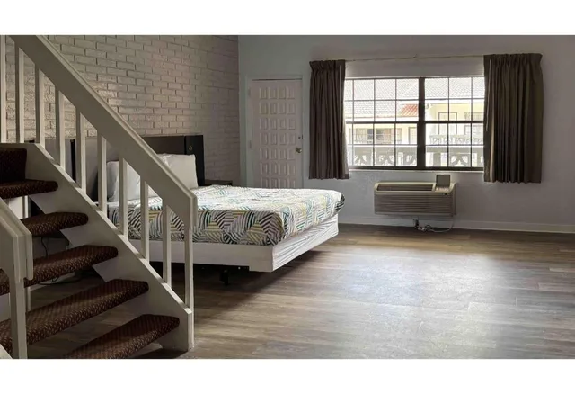 غرفة بسرير كينج بمطبخ للمدخنين، Motel6 Tallahassee, FL – North Monroe 5/10