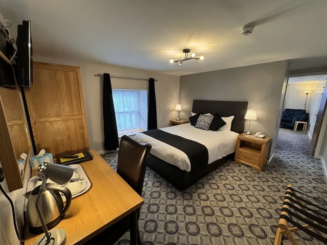 Executive, Twin Beds, 1 King and 1 Single Beds, Spilman Hotel 1/10
