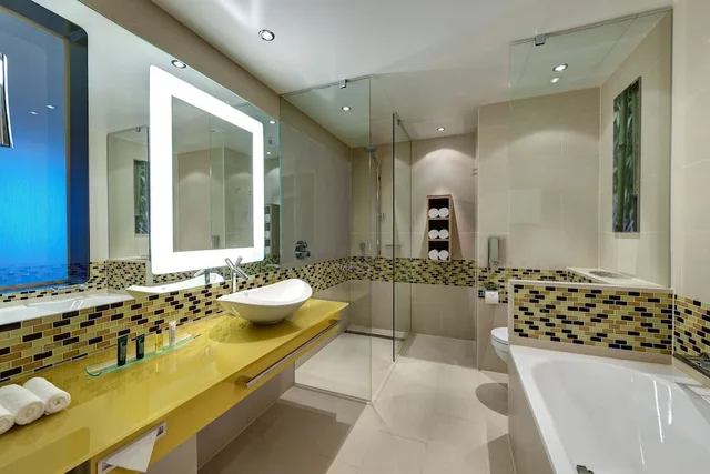 جناح ديلوكس بسرير كينج بمنطقة جلوس، Hilton Frankfurt Airport 6/6