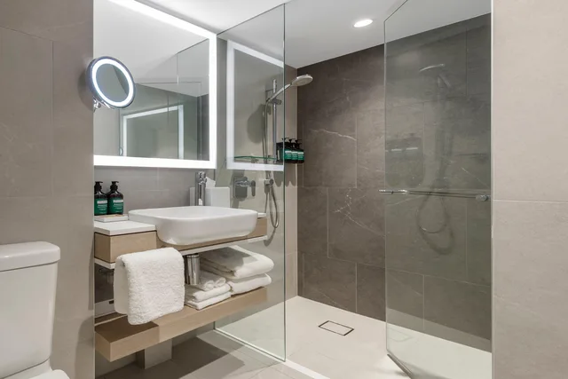 غرفة قياسية بسرير مزدوج، CROWNE PLAZA HAWKESBURY VALLEY 2/2