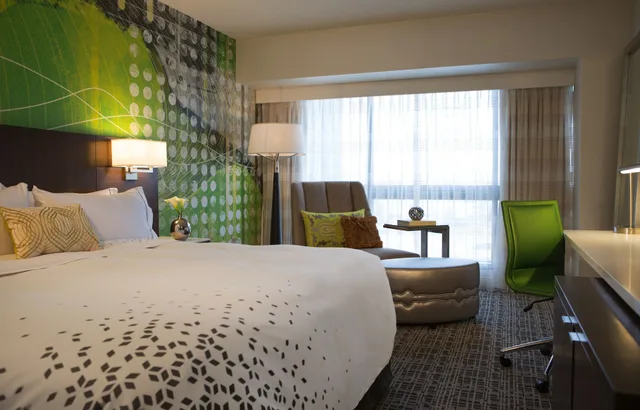 غرفة كلوب بسرير كينج، Renaissance Nashville Hotel 2/6