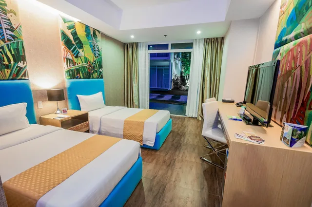 غرفة ديلوكس ثلاثية بسرير كوين وسرير فردي بإطلالة على المسبح في الطابق الأرضي، Aziza Paradise Hotel 2/3