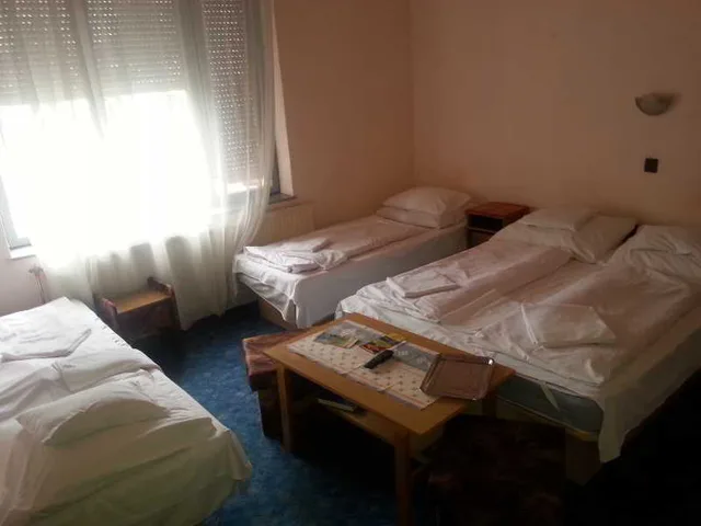 غرفة قياسية رباعية، Attila Hotel 1/1