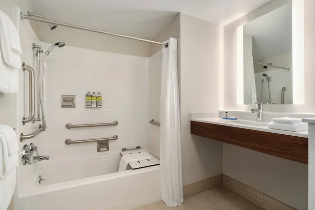 غرفة قياسية بسرير كينج لذوي الإعاقة، Holiday Inn Express Plattsburgh 3/5