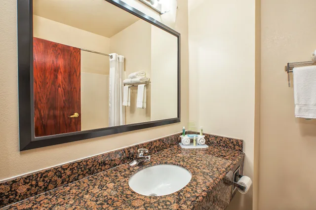 جناح بسريرين كوين مع أريكة بمطبخ صغير، Holiday Inn Express Hotel And Suites Marysville 5/7