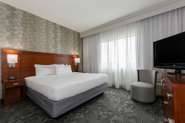 غرفة ديلوكس بسرير كينج بإطلالة على المرسى، Courtyard Marriott Charlotte Concord 2/4