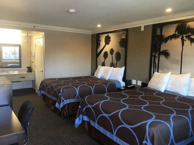 غرفة كومفورت بسريرين كوين، Hotel Seville 5/7