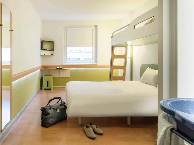 غرفة بسرير مزدوج وسرير بطابقين، Ibis Budget Wien Sankt Marx 6/7